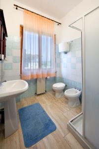 Un baño con lavabo, inodoro y bañera. en Casa dei Pini, en Cortona