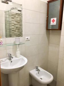 La salle de bains est pourvue d'un lavabo et d'un miroir. dans l'établissement Casa Milù, à Rome
