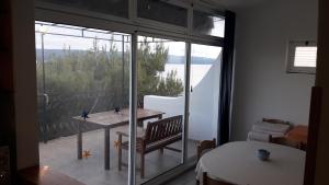 Camera con tavolo e balcone con vista. di Apartmani Lučić, Marušići a Omiš (Almissa)