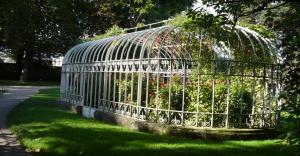 una gabbia piena di piante in un cortile di T1bis meublé tout confort a Tours