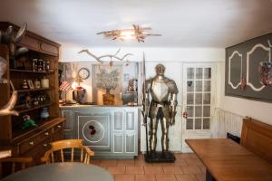 una habitación con una estatua de un hombre en una cocina en Hotel Relais Saint Louis en Saint-Martin-Vésubie