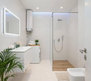 Koupelna v ubytování Luxury Design Beach Front Apartment + 29 fotografií