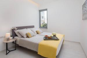 Postel nebo postele na pokoji v ubytování Luxury Design Beach Front Apartment