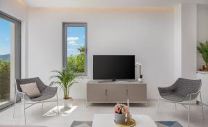 TV a/nebo společenská místnost v ubytování Luxury Design Beach Front Apartment