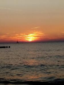 ヤロスワビエツにあるChabrowa Perłaの遠くから船で海に沈む夕日