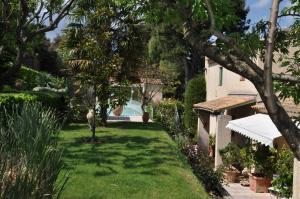 a garden with a house and a lawn with trees at Lou Pin dou Papet in Roquevaire