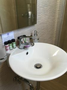 Koupelna v ubytování LEVANTA HOTEL SPETSES