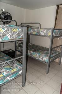 Двухъярусная кровать или двухъярусные кровати в номере Condominio Nuevo Rodadero 1204