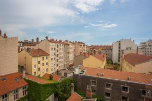 a view of a city with tall buildings at Nid Cosy - Lyon 6e in Lyon