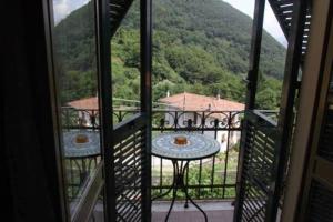 balcón con mesa y vistas a la montaña en Casa Marcella, en La Spezia