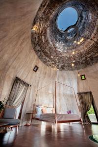 Habitación con cama y techo circular. en La Fornace Relais & Spa, en Castellammare di Stabia