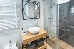 uma casa de banho com um lavatório e um chuveiro em The Lucky Flats - Poeta Quintana em Alicante