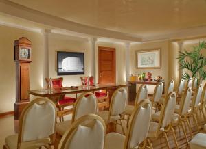TV a/nebo společenská místnost v ubytování Bio Hotel Raphael - Relais & Châteaux