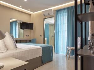 Voodi või voodid majutusasutuse Koukounaria Hotel & Suites toas