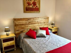 ein Schlafzimmer mit einem Bett mit roten Kissen darauf in der Unterkunft Casa Ananda y Casa Rengue in Conil de la Frontera + 22 Fotos