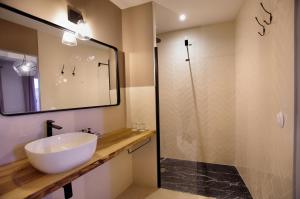 a bathroom with a sink and a shower at Villa Caroline - Chambres d'Hôtes in Albi