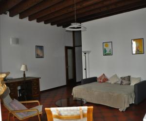Schlafzimmer mit einem Bett, einem Tisch und Stühlen in der Unterkunft Appartamento Le Volte in Toscolano-Maderno