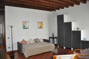 A seating area at Appartamento Le Volte