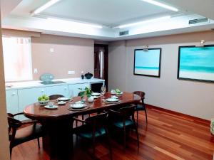 une salle à manger avec une table et des chaises en bois dans l'établissement COLLECTION CITY - Bed & Breakfast, Alicante Center I Cocina & Amplia Terraza - Jardín, à Alicante