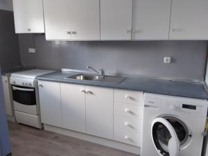 A kitchen or kitchenette at Apartamento Barcelo 4