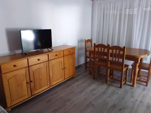 A television and/or entertainment centre at Apartamento Barcelo 4