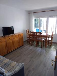 A television and/or entertainment centre at Apartamento Barcelo 4