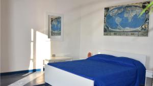 una camera con un letto e una coperta blu di Cormorano Loft ad Agropoli