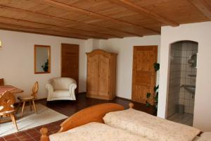1 Schlafzimmer mit 2 Betten, einem Tisch und Stühlen in der Unterkunft Pension Steiger in Bad Griesbach
