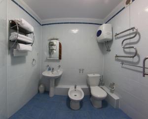 Koupelna v ubytování Comfort Hotel + 37 fotografií