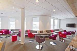uma sala de estar com um sofá e cadeiras em Hérað - Berjaya Iceland Hotels em Egilsstadir