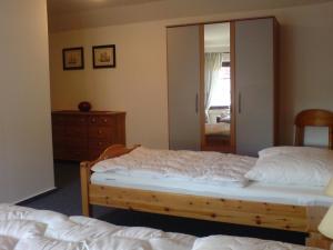 ブットヤーディンゲンにあるZur Kajüteのベッドルーム1室(ベッド2台、鏡付)