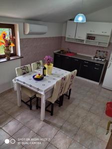 Kuchyňa alebo kuchynka v ubytovaní Apartmant Sučić + 37 fotografií
