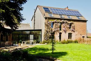 una casa con un panel solar encima en Villa Germaine, en Stratendries