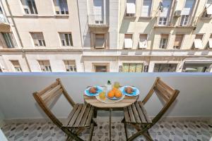 a table and two chairs with fruit on a balcony at Preziosa in Pula