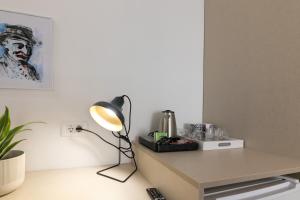 a room with a desk with a lamp on it at Preziosa in Pula