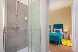 a bathroom with a shower and a bed in a room at Preziosa in Pula