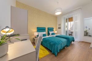 a bedroom with a bed with a green bedspread at Preziosa in Pula