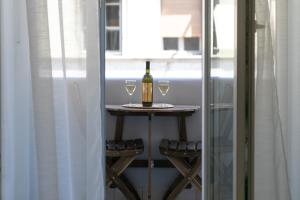 a bottle of wine on a table with two glasses at Preziosa in Pula