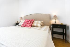 - une chambre avec un lit et 2 oreillers dans l'établissement Belem! Charming 2 Bedroom Apartment w terrace, Wifi & free street parking, à Lisbonne