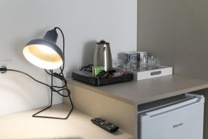 a desk with a lamp and a blender on it at Preziosa in Pula