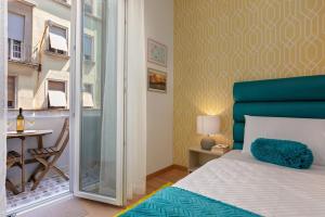 a bedroom with a bed and a desk and a window at Preziosa in Pula