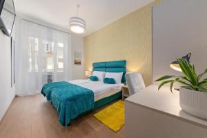 a bedroom with a bed and a potted plant at Preziosa in Pula
