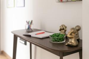 a kitchen counter with two monkeys and a bowl of greens at Preziosa in Pula