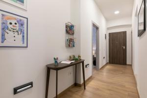 a hallway with a desk in a house at Preziosa in Pula