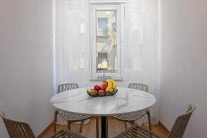 a bowl of fruit on a white table in a room at Preziosa in Pula