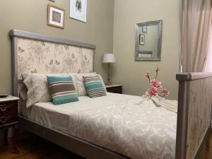 a bedroom with a bed and a mirror at Dream Flat in Santa Cruz de Tenerife