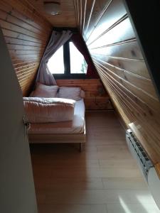 a small room with a bed in a tiny house at Chalet 2 chambres in Les Angles