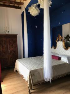 una camera con letto e zanzariera di Appartamento Vista Mare Regina Elena al Porto a Trapani