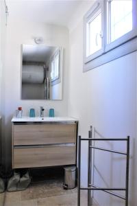 a bathroom with a sink and a mirror at Appartement avec terrasse en centre ville de Saint Remy de Provence in Saint-Rémy-de-Provence
