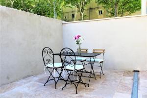 ein Tisch und Stühle auf einer Terrasse in der Unterkunft Appartement avec terrasse en centre ville de Saint Remy de Provence in Saint-Rémy-de-Provence + 5 Fotos